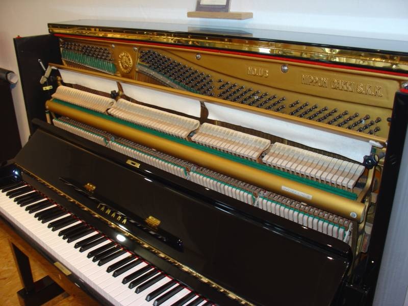 Yamaha U3, schwarz poliert